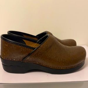 Dansko brown size 40 9.5